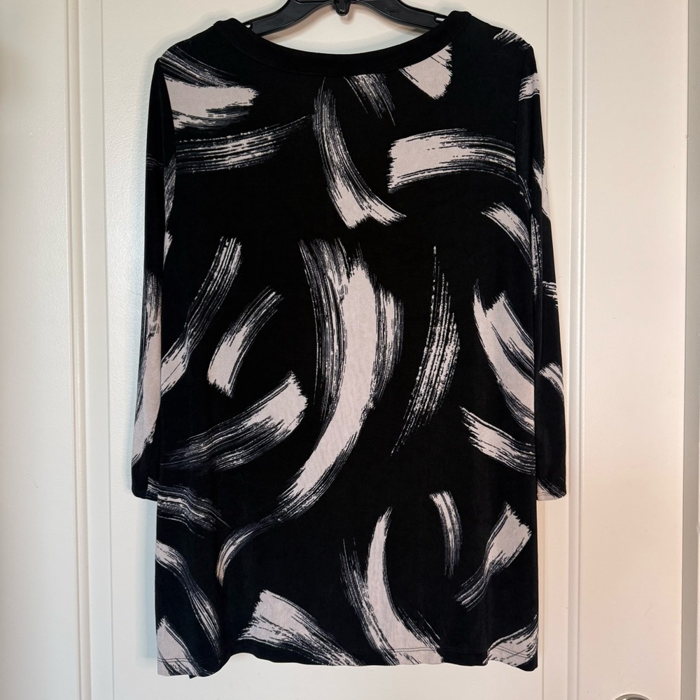 Chico's Travelers Black and White Graphic Blouse 3/4 sleeve, resort, travel - Picture 4 of 5